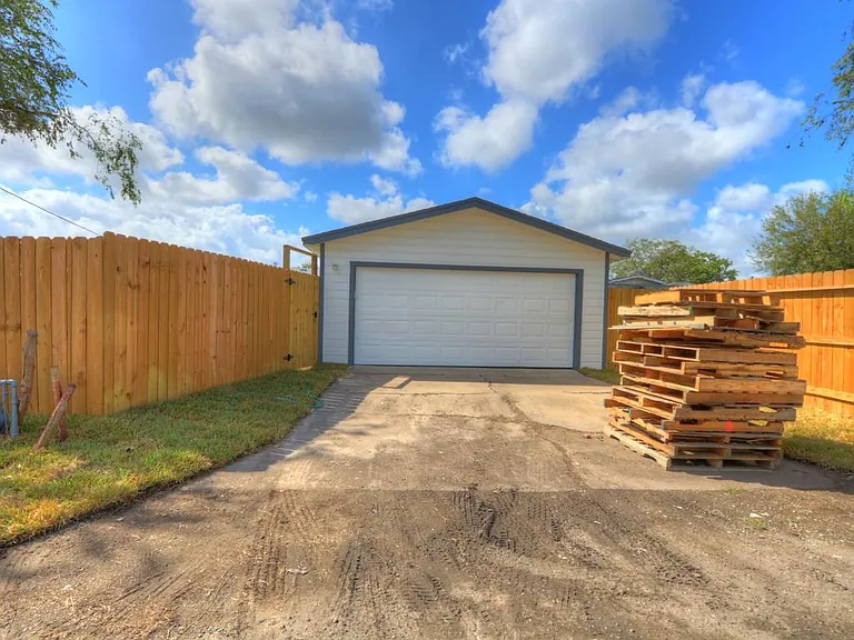 5126 Bevly Dr — Photo 15