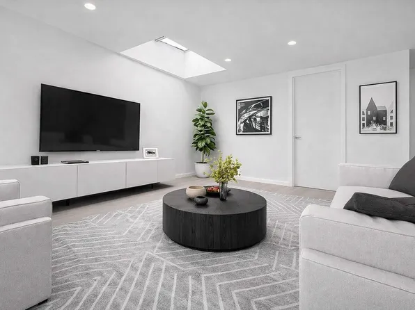 369 W 36th St #2B, New York, NY 10018