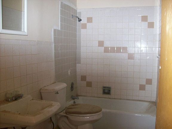 5th image of 2930 Chatham Ln