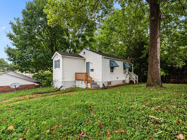 2936 N Hanley Rd — Photo 28