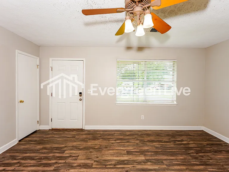 106 Meadowgreen Rd — Photo 2