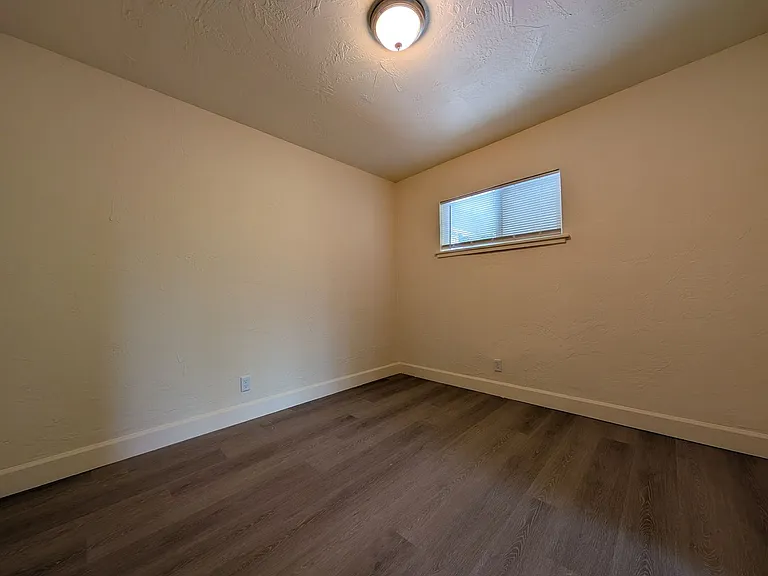 439 S 4th St — Photo 18