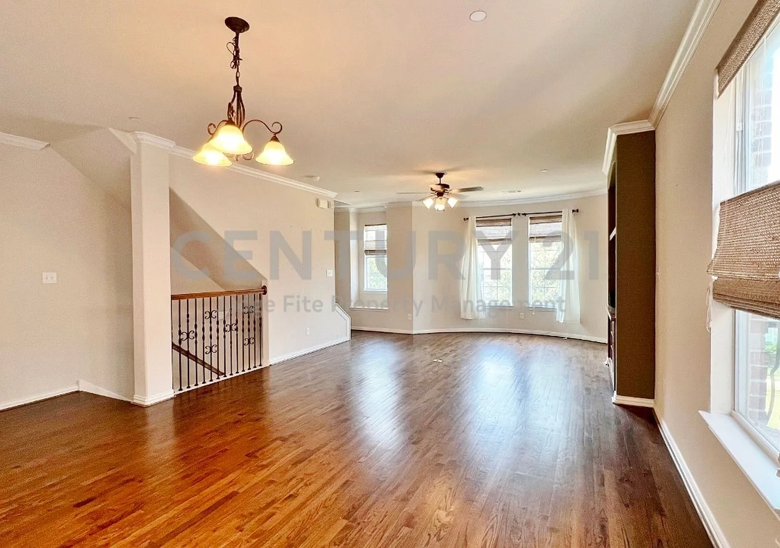 Gorgeous 3-Story 3/2.5/2 Townhome in Lewisville For Rent! — Photo 2