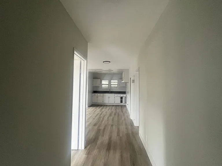 1100 W 88th St — Photo 11