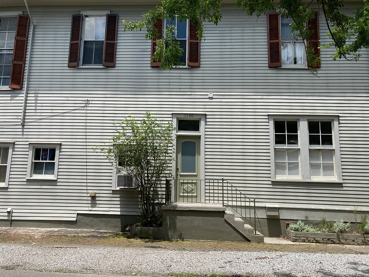 Building Photo - 1100 Dufossat St