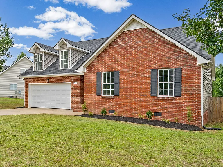 270 Harold Dr — Photo 2