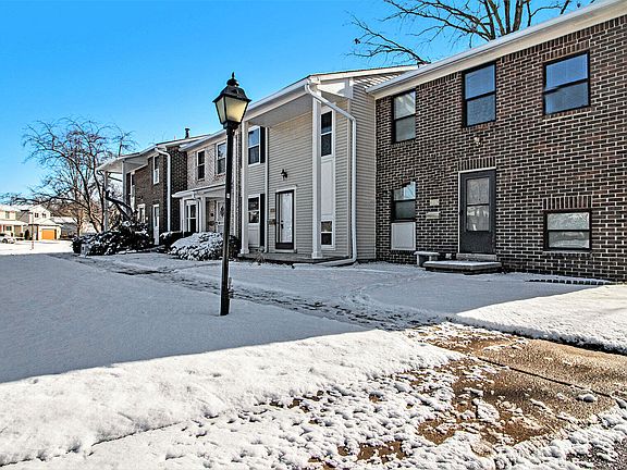 3rd image of 8392 Lakeview Dr