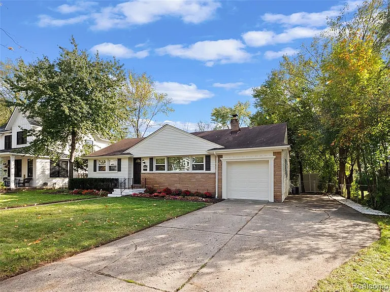 2046 Yorkshire Rd — Photo 35