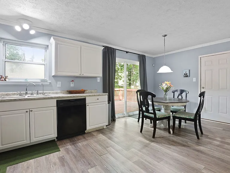 226 Larchmont Dr — Photo 13