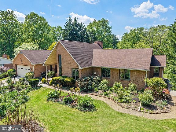 3rd image of 7426 Oakcrest Ln