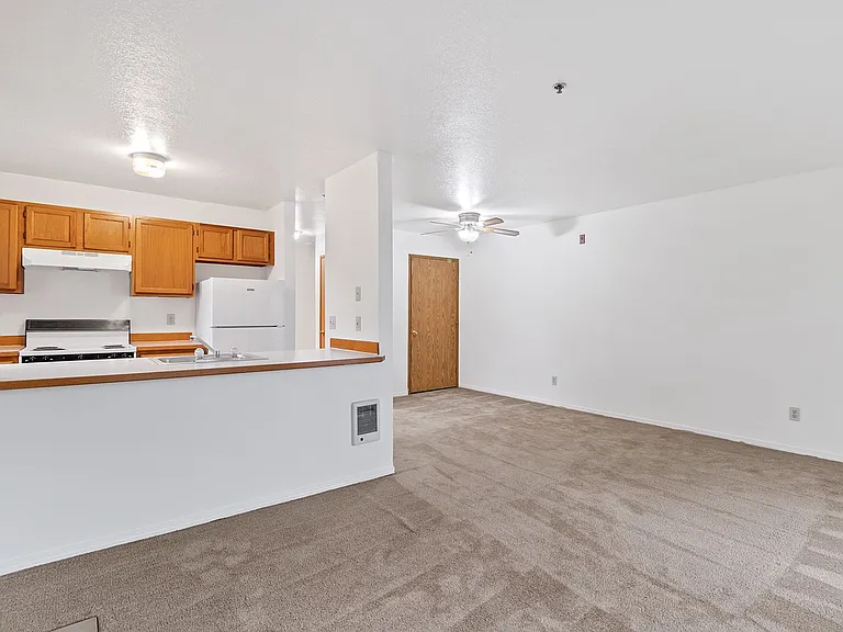 329 S Whitaker St — Photo 2