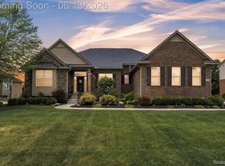23719 Stoneleigh Dr, South Lyon, MI 48178