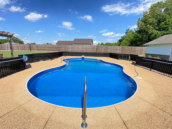 4th image of 745 Greenbriar Ln
