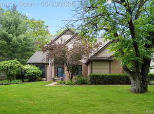 2640 Water Oaks Dr, West Bloomfield, MI