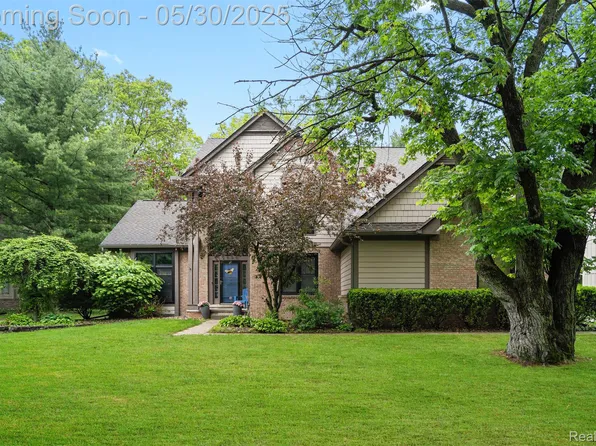 2640 Water Oaks Dr, West Bloomfield, MI 48324