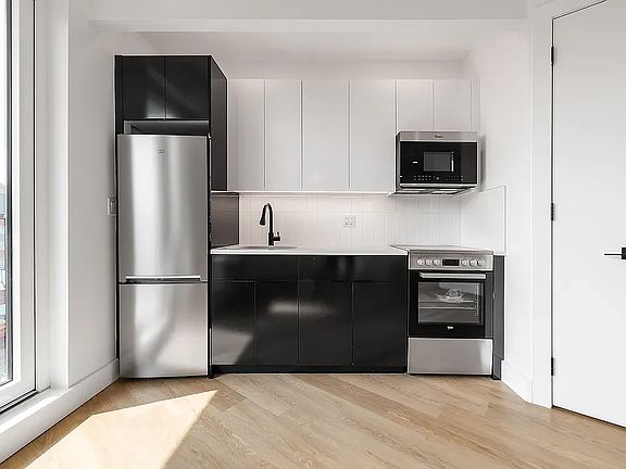 4th image of 1042 President St #2P
