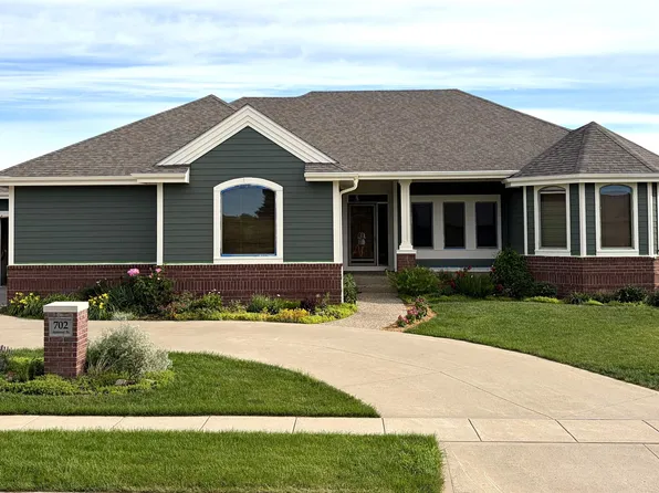 702 Applewood Dr, Yankton, SD 57078
