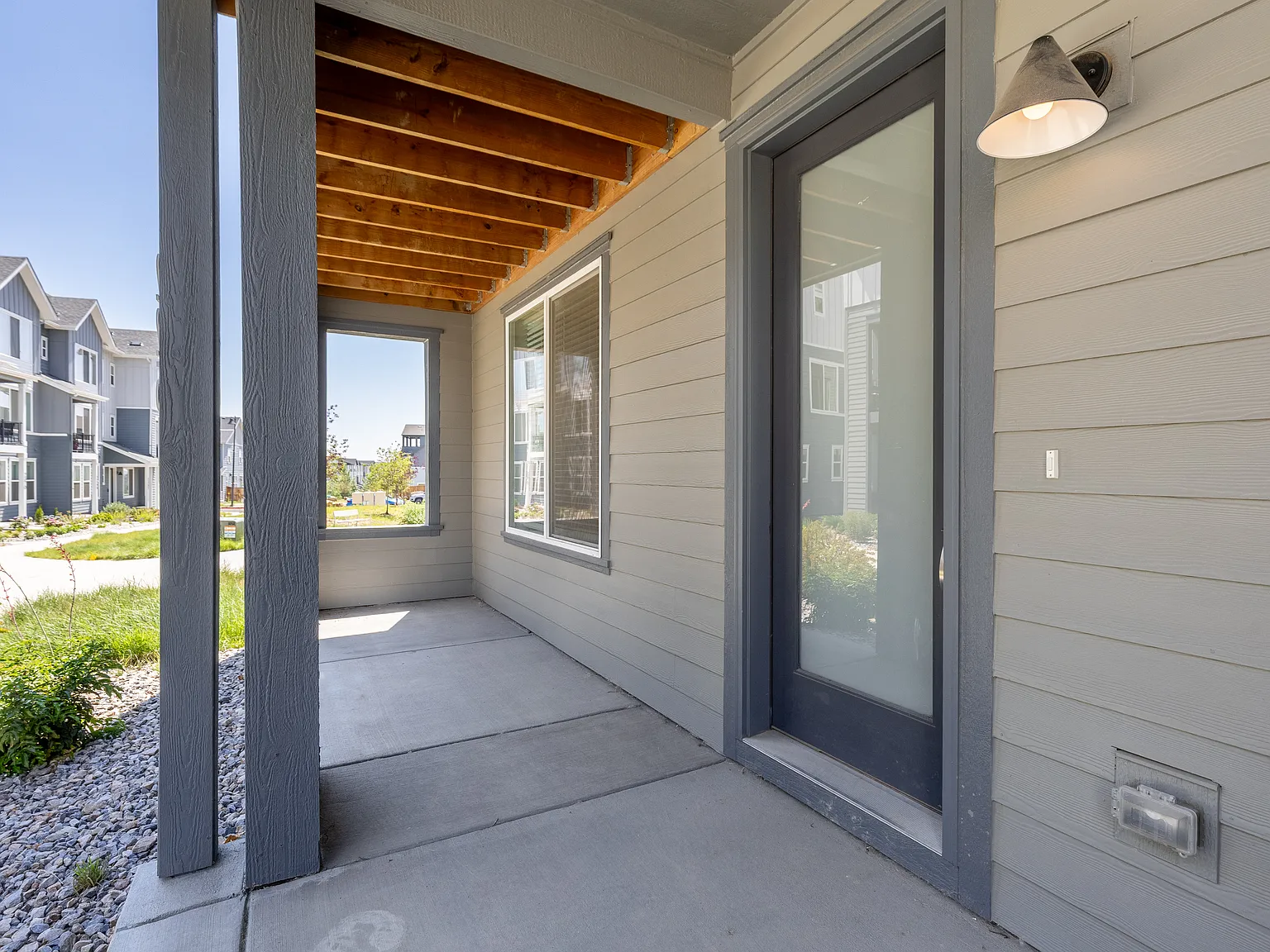 4 bed, 3.5 bath, 2500 sqft, $3,400 — Photo 2
