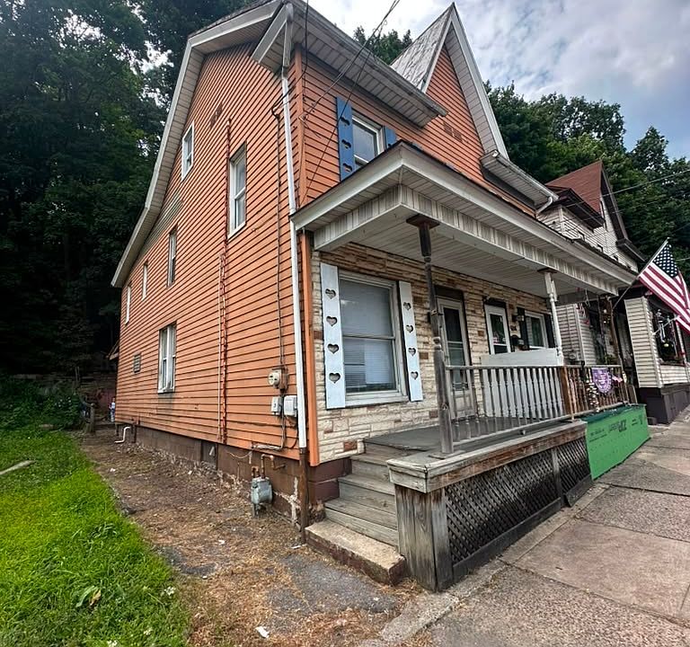 1st image of 624 N 2nd St