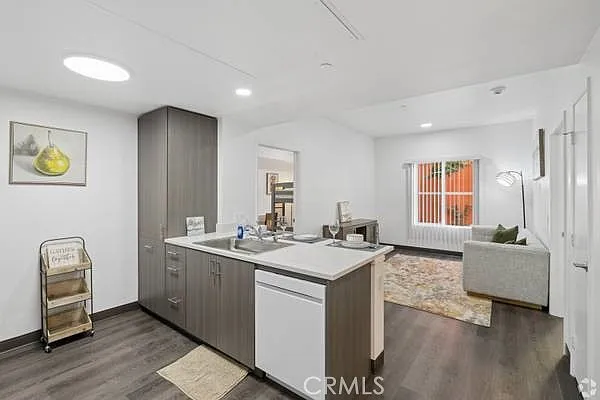 2 bed, 722 sqft, $1,984 — Photo 4