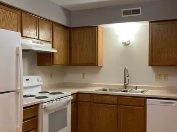 135 W Oak Leaf Dr Unit 4, Oak Creek, WI 53154