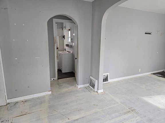 5th image of 117 E 11th St
