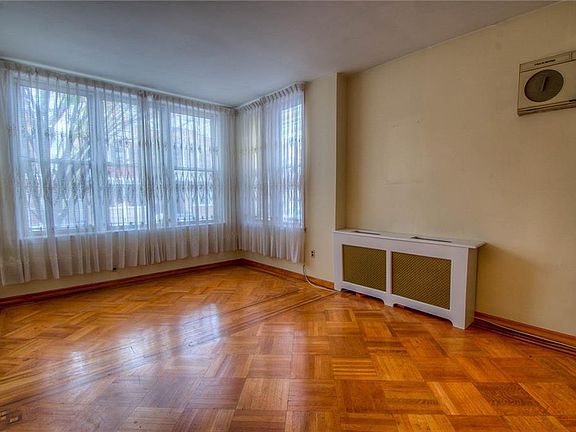 4th image of 77 Louisa St