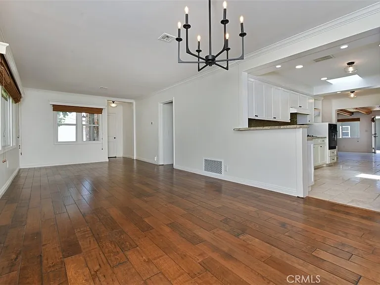 13902 Calvert St — Photo 8