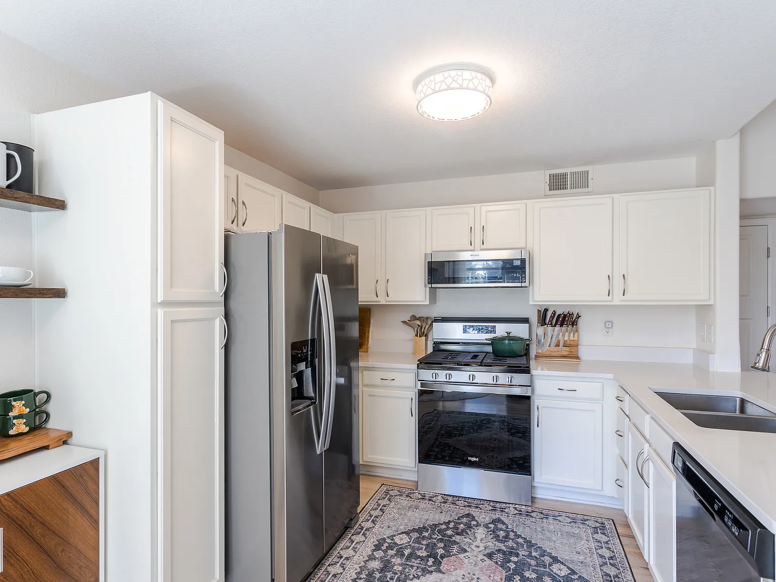 1 bed, 722 sqft, $1,590 — Photo 3