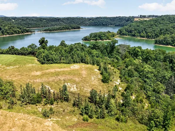 34 Holly Bend Dr, Byrdstown, TN 38549