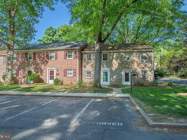 402 Greenbrier Ct #402 — Photo 18