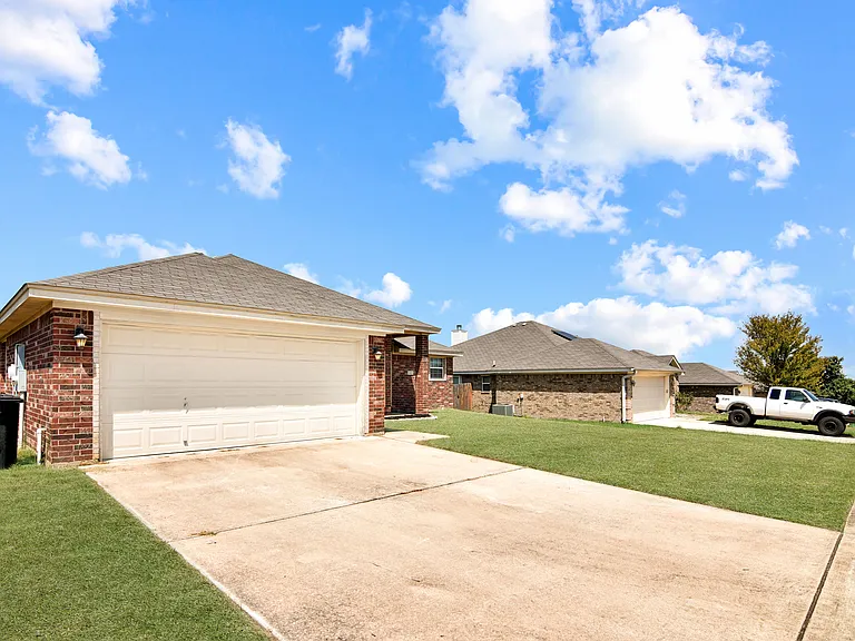 3605 Salt Fork Dr — Photo 2