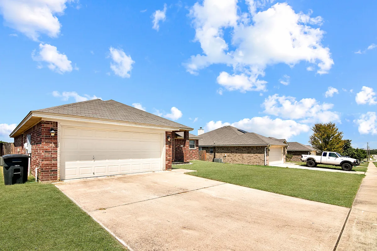 Building Photo - 3605 Salt Fork Dr