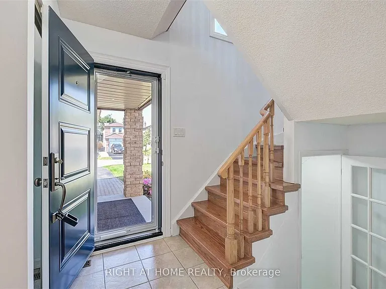 121 Radford Dr — Photo 3