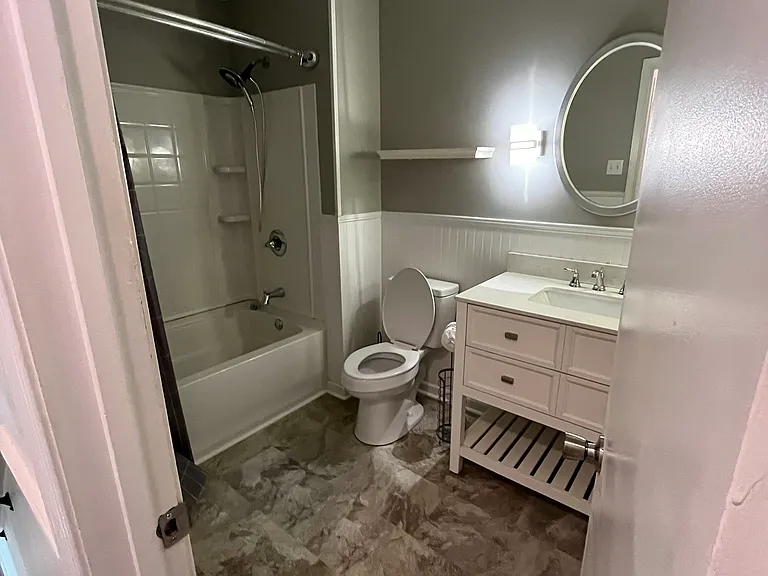 Shared bathroom with 2 rooms