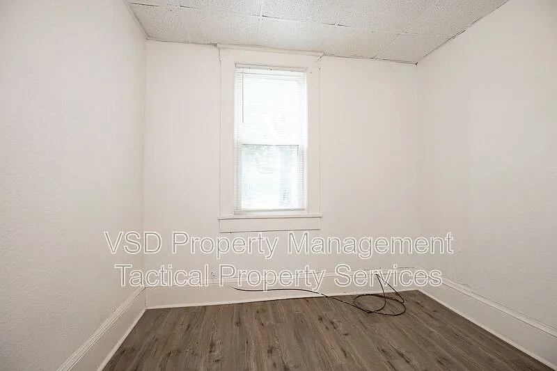 4 bed, 1.0 bath, 876 sqft, $995 — Photo 2
