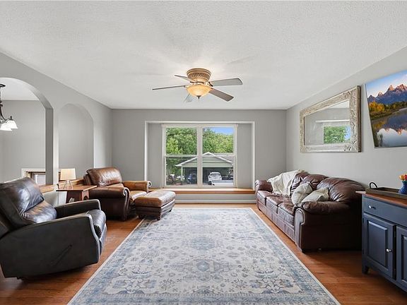 4th image of 126 Beach Dr