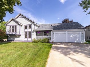 760 Dorland Rd S, Maplewood, MN 55119