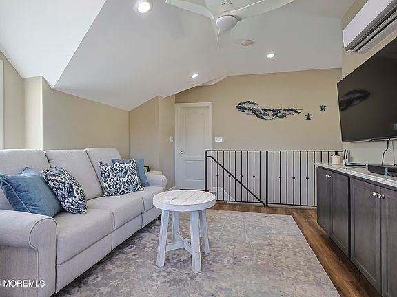 4th image of 246 Mantoloking Rd