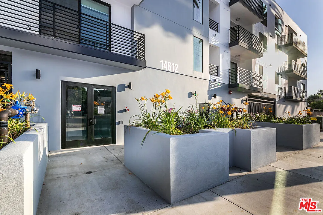 2 bed, 2.0 bath, 1076 sqft, $2,600 — Photo 1