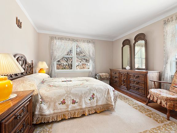 4th image of 206 Fort Pond Blvd