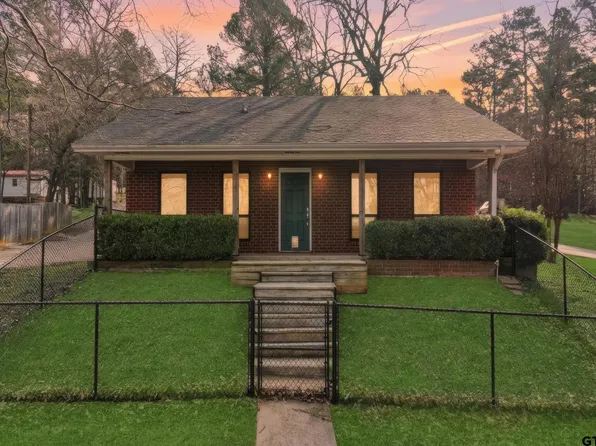 3075 E Lake Dr, Gladewater, TX 75647