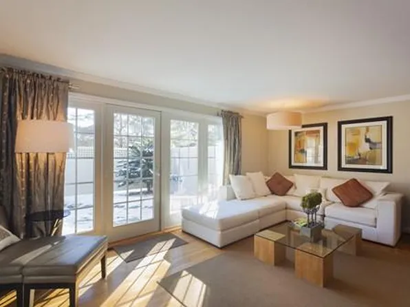 11 Oak St Unit 10, Wellesley, MA 02482