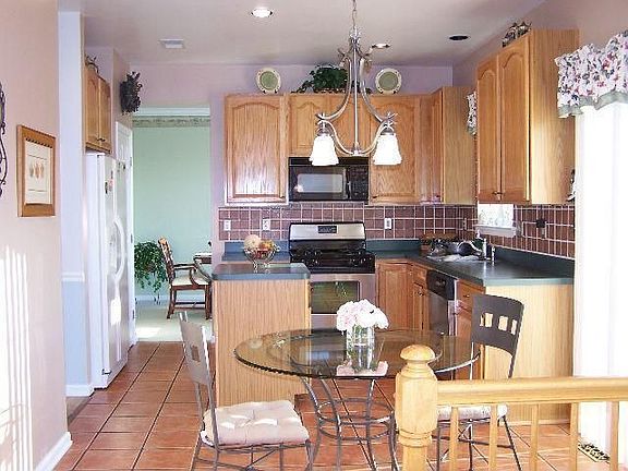 Center island kitchen w/stainless steel appls, cer tile & recessed lighting!