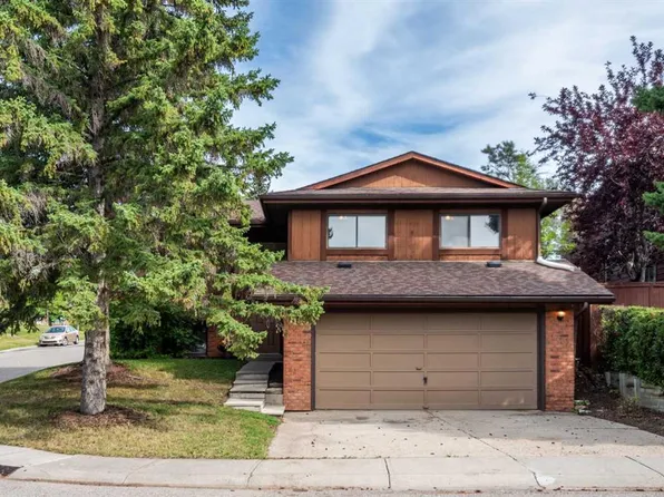 88 E Woodfern Rise SW, Calgary, AB T2W 4S2