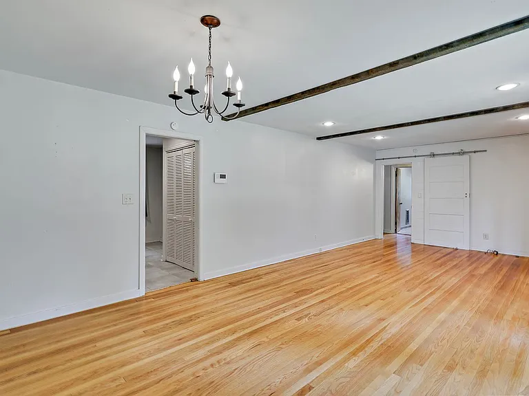 4364 Manhassett Dr — Photo 8