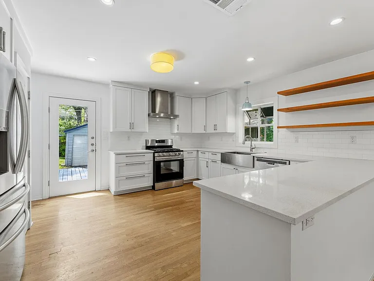 3810 Avenue H — Photo 13