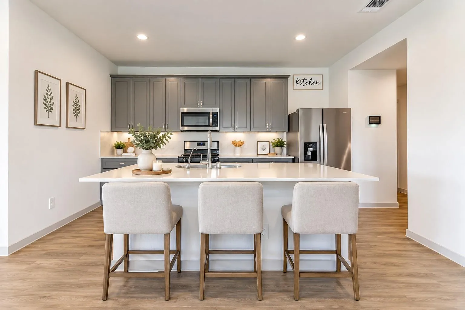 3 bed, 2.0 bath, 1767 sqft, $2,400 — Photo 3