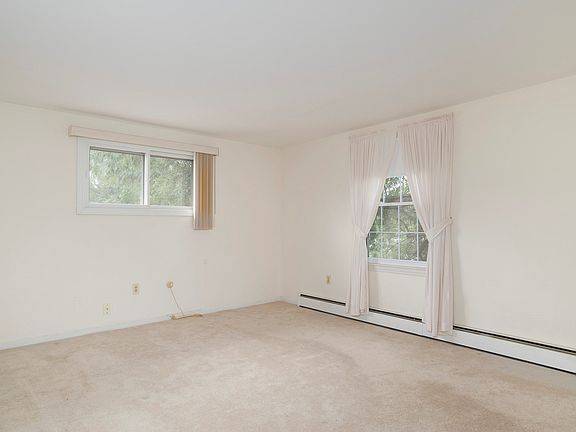 3rd image of 270 Robin Hill Dr