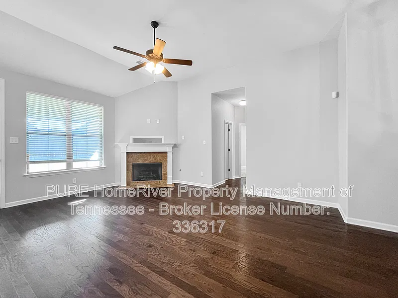 25 Briar Hollow Ln